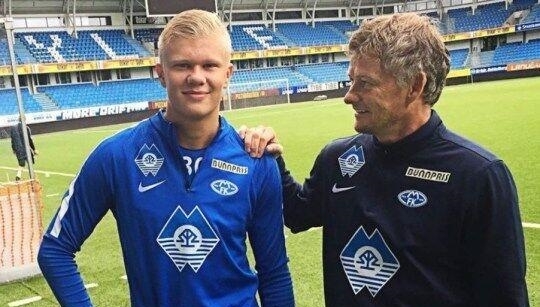 在他身后待 在他身后待